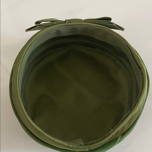 Elegant Vintage Velvet Green Pillbox Hat with Bow Detail - Picture 6 of 9